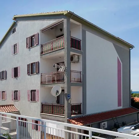 Josipa With 2 Bedrooms Near The Sports Center And The Porec